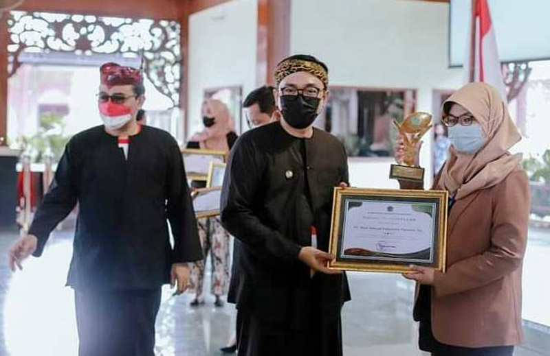 Bupati Mas Tamam Beri CSR Award 2021 Kepada BUMN, BUMD Dan Perusahaan ...