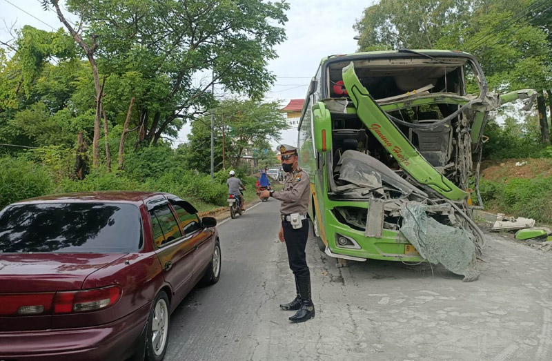 Tabrakan Bus Vs Truk Fuso Penumpang Tewas