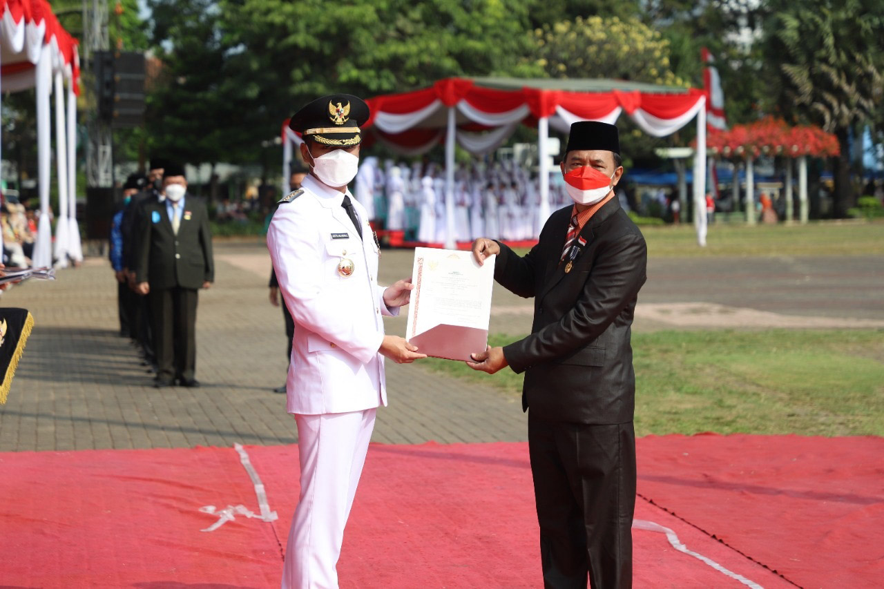 Mas Lindra Serahkan Penghargaan Satya Lencana Karya Satya Di Hut Ri 77