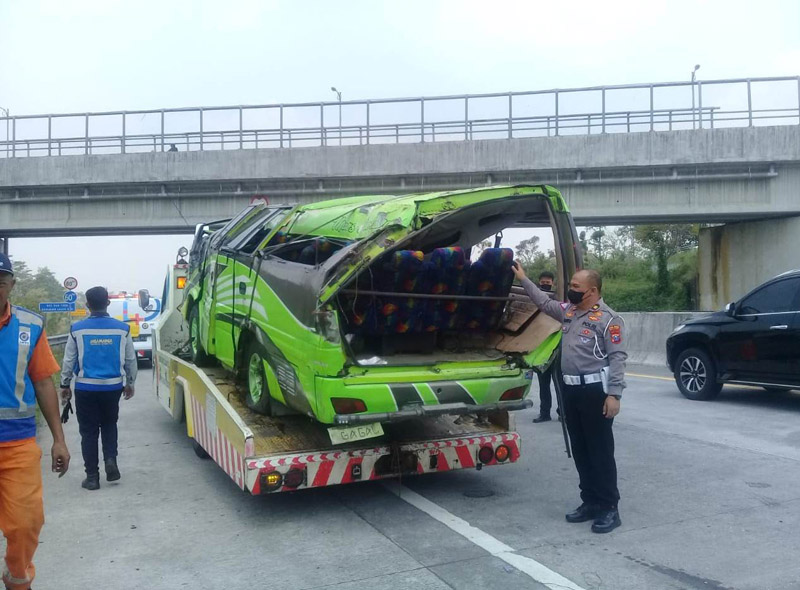 Pecah Ban Di Tol Malang Minibus Isuzu Terbalik, 12 Penumpang Luka-luka ...