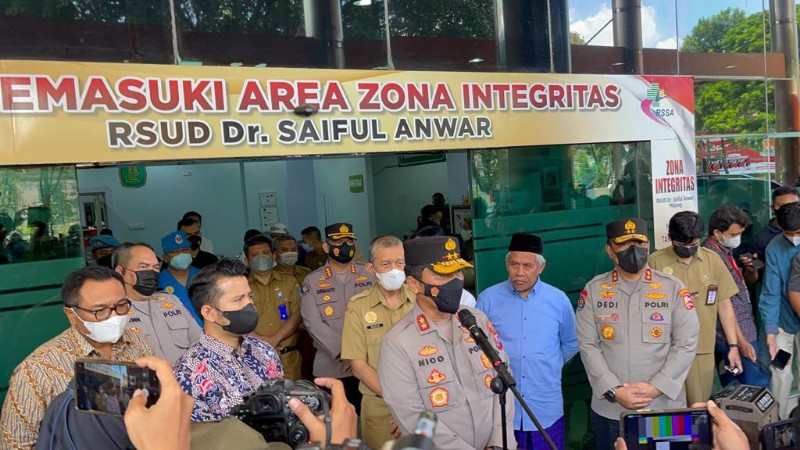 Jenguk Korban Tragedi Stadion Kanjuruhan Di RS Saiful Anwar, Kapolda ...