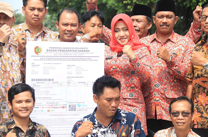 Penyerahan Sppt Pbb P2 Kecamatan Pungging Tahun 2023 Bupati Ikfina