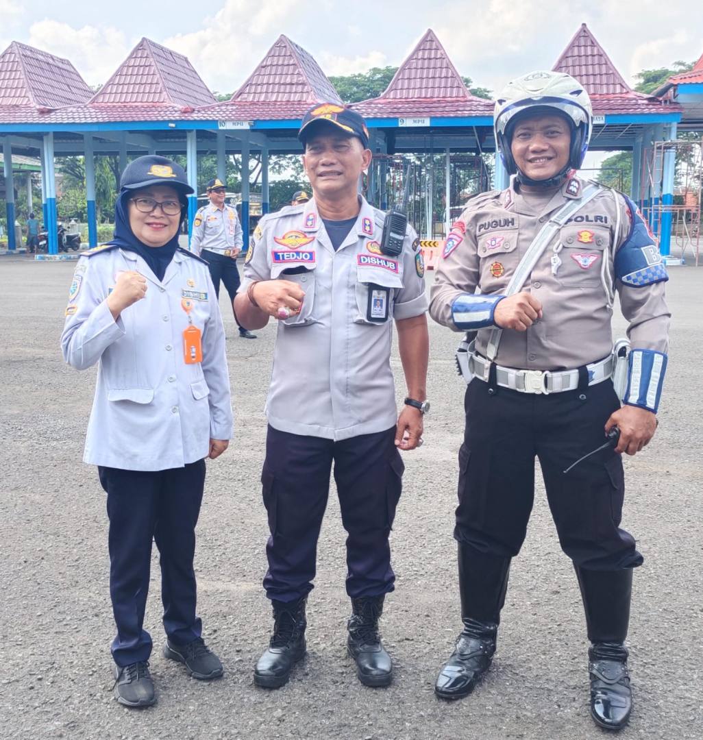 Kepala Bidang (Kabid) Pengedalian dan Operasi (DalOps) Bambang Tedjo Admojo  (tengah)