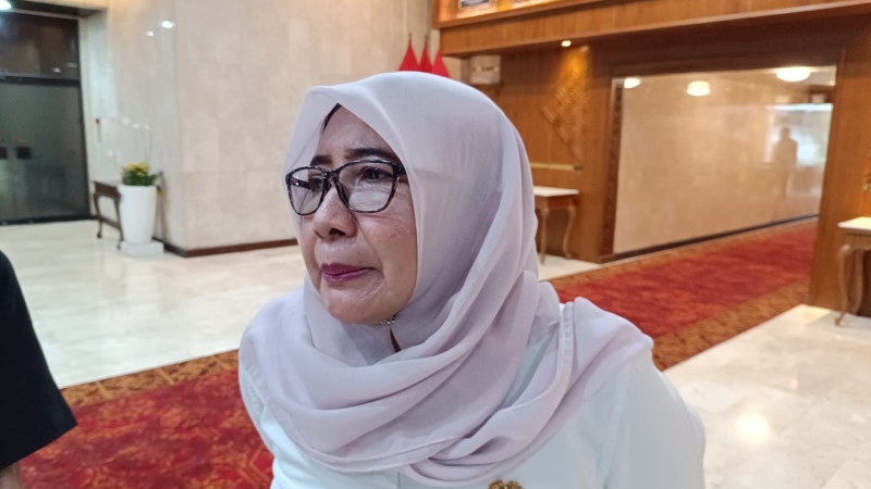 Ketua Komisi B DPRD Jatim Anik Maslachah saat diwawancarai di Gedung DPRD Jatim, Rabu (22/10/2025). (Foto: Fikri Zain/Jatimpos.co)