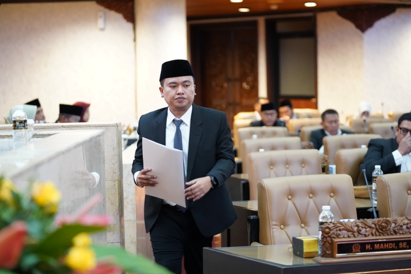 Foto: Juru bicara fraksi PPP-PSI DPRD Jatim Nurul Huda saat akan menyampaikan jawaban fraksinya dalam rapat paripurna, Kamis (23/10/2025).